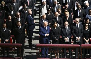 Donald O rigoroso código de vestimenta para o evento no Vaticano ditou que os homens deveriam usar um terno escuro com uma longa gravata preta e camisa branca. Sapatos, meias longas, casacos e guarda -chuvas também tinham que ser pretos