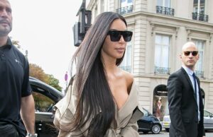 O Kim Kardashian West e Chauffeur Michael Madar (R) chegam ao restaurante 'L'Avenue' em 2 de outubro de 2016 em Paris, França