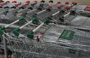 UM O Conselho da Cidade de Liverpool, de Sydney, está planejando fornecer 500 carrinhos de estrutura de duas rodas, conhecidos como 'bondes da vovó' para ajudar a conter os clientes que despejam carrinhos de supermercados na área