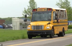 UM Um adolescente de Indiana, de 15 anos, foi formalmente acusado de estuprar outro aluno-um aluno da segunda série não verbal de 7 anos-enquanto os dois estavam no ônibus escolar. Na foto: um ônibus escolar de Jennings County saindo de Sand Creek Elementary School