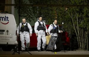 UM A polícia sueca prendeu um adolescente após uma loja de barbearia mortal que viu três pessoas morrerem enquanto cortam o cabelo