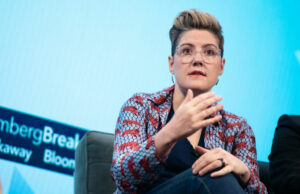 A Caastle, uma empresa de startups problemática, está enfrentando novas alegações e dois processos. Christine Hunsicker, founder and chief executive officer of CaaStle Inc., speaks during the Bloomberg Breakaway CEO Summit in New York, U.S., on Tuesday, June 18, 2019. The Breakaway Summit is a gathering point for the community to acquire new strategies, skills, and perspectives that can transform their organizations. Photographer: Mark Kauzlarich/Bloomberg via Getty Images
