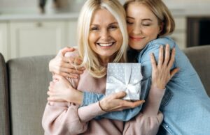 A Mãe Alevadora Amará esses 21 presentes de maquiagem e cosméticos. Colleen Rothschild Beauty Sheer Renowal Cream