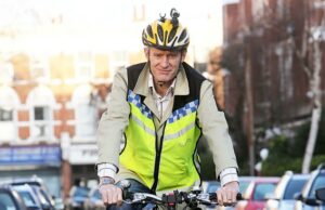 A bicicleta de Jeremy Vine é roubada porque ele afirmou que os motoristas são uma energia pequena e não recebem sexo suficiente A bicicleta de Jeremy Vine foi roubada apenas alguns dias depois que ele acusou os motoristas de ter 'Small D *** Energy' e disse que não estão recebendo sexo suficiente