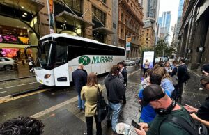 A campanha “Toining Australia de volta à pista de Peter Dutton é atingida por um acidente de ônibus apenas alguns dias antes da eleição O ônibus da comitiva de mídia de Dutton, que seguiu as ações do líder da oposição em sua trilha de campanha, ficou preso depois de deixar um hotel em Martin Place, Sydney, na segunda -feira