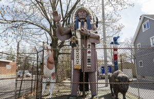 A cidade tem um aliado muito poderoso que os apoia depois que eles se recusaram a remover o mascote dos nativos americanos. A cidade de Massapequa, no condado de Nassau, resistiu ao mandato em todo o estado de Nova York para remover todas