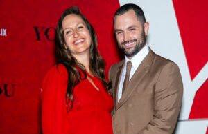 A esposa grávida de Penn Badgley, Domino Kirke e Penn Badgley, bate no tapete vermelho “você” Citações de paternidade de Penn Badgley