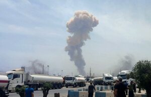 A explosão em um porto iraniano que feriu mais de 700 pessoas e matou cinco é um sinal do maior segurança em Teerã. A fumaça sobe após uma explosão maciça que rasgou o porto de Shahid Rajaee, enquanto as autoridades conduzem operações