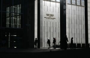 A ficção científica foi o título de ‘Fantastic Tales’ de uma empresa de baía falsa sobre viagens espaciais. A ficção científica foi o título de 'Fantastic Tales' de uma empresa de baía falsa sobre viagens espaciais.