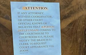 A juíza Hannah Dugan foi presa por ‘esconder migrantes do gelo’ e ergueu uma placa em seu tribunal. Uma placa na porta da juíza de Milwaukee, Hannah Dugan, é vista na sexta -feira, o dia de sua prisão por acusações de que ela escondeu um migrante sem documentos do gelo