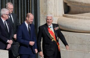 A “manobra” do príncipe William ajudou a estimular a reunião de Trump e Zelenskyy Nesta foto, fornecida pelo escritório de imprensa presidencial ucraniano, o presidente da Ucrânia, Volodymyr Zelenskyy, à direita, e o presidente Donald Trump, conversam enquanto participam do funeral do Papa Francisco no Vaticano, sábado, 26 de abril de 2025. (Escritório de imprensa presidencial ucraniano via AP)