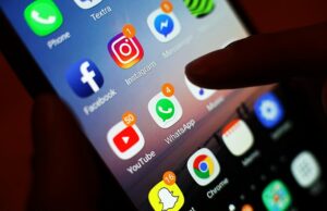 À medida que o número de pessoas fora da educação e do trabalho se aproxima de 1 milhão, a geração Gen Z é uma geração tímida e obcecada pela Internet que se recusa a aceitar menos de PS40K. Os aplicativos de mídia social são exibidos em uma tela de telefone celular. 'Crianças (estão) na Internet 24 horas por dia', um especialista em inatividade econômica da geração Z disse ao Comitê de Política de Mobilidade Social dos Lordes