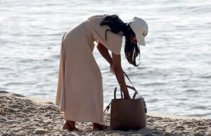 A onda de calor na Grã -Bretanha é mais quente do que a Ibiza Britain deve sugerir em 30 ° C amanhã como o dia mais quente de abril em 7 anos. Os habitantes locais foram para Bournemouth Beach na quarta -feira para aproveitar o clima fora de estação