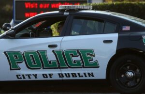 A polícia de Dublin acusou de buscas ilegais e agarrar mais de 300 armas. Proprietário da loja de facas Arquivos de terno contra a polícia A polícia de Dublin acusou de buscas ilegais e agarrar mais de 300 armas. Proprietário da loja de facas Arquivos de terno contra a polícia