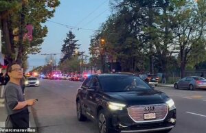 A polícia liberou detalhes do horrível incidente em que um motorista do SUV passa por uma grande multidão em um festival de rua, matando várias pessoas. Uma noite pacífica de música, comida e celebração em Vancouver se transformou em horror inimaginável no sábado à noite, quando um veículo entrou em um festival de rua lotado, matando vários