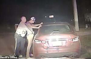 A reação inacreditável do deputado do Texas ao atirar homem desarmado morto durante a parada de trânsito O sargento Shane Iversen, 57, do escritório do xerife do condado de Rusk, matou Timothy Michael Randall, 29, depois de puxá -lo em 14 de setembro de 2022 (foto: Iversen titando Randall)