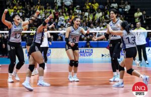A semente de primeira linha se prepara para uma FEU faminta durante a partida Final Four Bella Belen e os Nu Lady Bulldogs celebram um ponto contra o Ust Golden Tigreses no torneio de vôlei feminino da temporada 87 do UAAP.