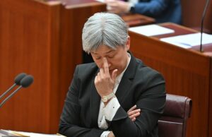 A sensacional backflip de Penny Wong ocorre apenas alguns dias antes das eleições depois que ela sugeriu que a voz era inevitável. O ministro das Relações Exteriores provocou uma tempestade política três dias antes da eleição federal prevendo que a voz - um órgão indígena separado com poderes para influenciar a legislação do governo - acabará sendo introduzido. O senador Wong (foto) agora voltou seus comentários