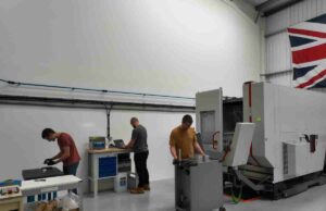 A startup britânica Isembard garante US $ 9 milhões para fabricação em indústrias críticas Isembard's Engineers at work at the company's first factory in London, Park Royal