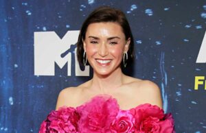 Aparência mais escandalosa de Bronwyn: de casacos de penas a tops estruturados Aparência mais escandalosa de Bronwyn: de casacos de penas a tops estruturados