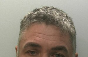 Após um incidente de perseguição, um ex-parceiro esfaqueou seu cônjuge afastado até a morte, porque ele não podia aceitar que o relacionamento havia terminado. Ele foi preso 27 anos. Após um incidente de perseguição, um ex-parceiro esfaqueou seu cônjuge afastado até a morte, porque ele não podia aceitar que o relacionamento havia terminado. Ele foi preso 27 anos.