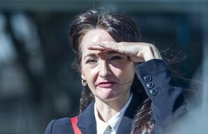 Após uma justiça de “dois camadas”, uma enfermeira de esquerda agrediu o branco muçulmano e pediu à multidão que o “pegue” depois de confundi-lo como um infiltrador de extrema direita do Sycofante. A ativista de esquerda Caroline Leneghan (fotografada deixando o Tribunal de Magistrados de Poole em fevereiro) foi poupada de prisão em meio a acusações de um sistema de duas camadas depois que ela confundiu muçulmanos brancos Dylan Fontaine como um 'racista' e o agrediu