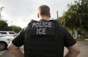 Após uma verificação de segurança em uma habitação militar, a esposa de um membro do Serviço da Guarda Costeira dos EUA foi presa por ter um visto expirado. Após uma verificação de segurança em uma habitação militar, a esposa de um membro do Serviço da Guarda Costeira dos EUA foi presa por ter um visto expirado.