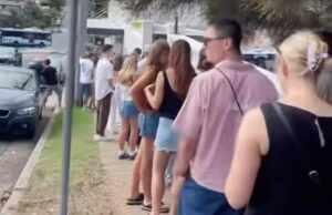 As celebrações do Dia do Anzac começam com linhas gigantes do lado de fora dos pubs de Sydney. As longas filas se arremessaram para fora da maioria dos pubs de Sydney no ANZAC Day, incluindo o Harbord Hotel em água doce (foto é a linha por volta das 13h)