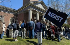 As universidades nos Estados Unidos se organizam contra o presidente Trump após um período de silêncio coletivo As universidades nos Estados Unidos se organizam contra o presidente Trump após um período de silêncio coletivo