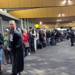 Passageiros na fila nas mesas Jetstar, no aeroporto de Wellington, pois todos os vôos foram aterrados na quinta -feira devido ao clima severo, incluindo 140 km/h de ventos (as longas filas são retratadas)