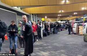 Aviso de viagem para a Austrália e Nova Zelândia Passageiros na fila nas mesas Jetstar, no aeroporto de Wellington, pois todos os vôos foram aterrados na quinta -feira devido ao clima severo, incluindo 140 km/h de ventos (as longas filas são retratadas)