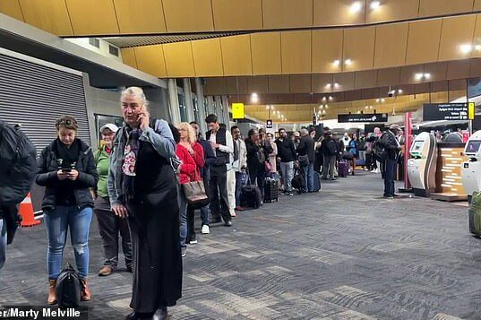 Passageiros na fila nas mesas Jetstar, no aeroporto de Wellington, pois todos os vôos foram aterrados na quinta -feira devido ao clima severo, incluindo 140 km/h de ventos (as longas filas são retratadas)