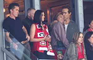 Blake Lively e Ryan Reynolds trazem o PDA para o jogo de fim de semana de Wrexham Ryan Reynolds beija docemente na testa de Blake vanws enquanto incentivando o Wrexham AFC