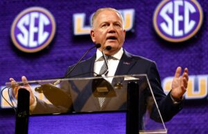 Brian Kelly compartilhou uma mensagem com os jogadores da LSU Tigers selecionados no Draft de 2025 da NFL. fechar