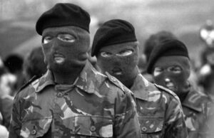 Cerca de 20 ex -soldados do SAS enfrentam acusações de assassinato sobre o assassinato de homens armados de Ira há 30 anos. O governo está em processo de revogação da Lei Legada, que proibiu inquéritos e ofereceu anistia condicional àqueles suspeitos de crimes relacionados aos problemas