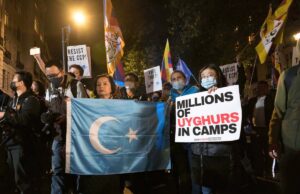Citizen Lab: Windows Spyware direcionado à liderança exilada de Uyghur Rahima Mahmut (L), UK director of World Uyghur Congress holds an East Turkestan Flag during the demonstration. On October 1st, various anti-China Diasporas in London came together in solidarity against the Chinese Communist Party.