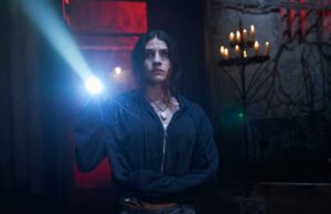 Como a adaptação cinematográfica de terror de Até Dawn se compara ao jogo de sobrevivência popular? Ella Rubin estrela como Clover, uma garota em busca de sua irmã, em