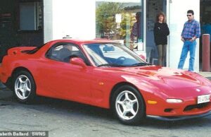 Con Conman Jonathan Kern (foto em 1994 com uma de suas vítimas Elizabeth Ballard) morreu aos 71 anos em Lunay, França, no mês passado depois de sofrer um derrame e um ataque cardíaco