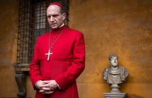 Conclave na vida real: Após nove dias de luto pelo Papa Francisco, a busca por um sucessor começará. O ator Ralph Fiennes no filme elogiado pela crítica 'Conclave', no qual seu cardinal Thomas Lawrence reúne líderes religiosos para eleger um novo papa