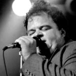 David Thomas, o líder da banda de rock experimental Pere Ubu, que morreu aos 71 anos
