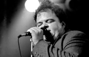David Thomas, o líder da banda de rock experimental Pere Ubu, que morreu aos 71 anos David Thomas, o líder da banda de rock experimental Pere Ubu, que morreu aos 71 anos