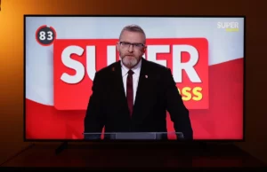 Declarações escandalosas Grzegorz Braun durante o debate. Há um movimento do promotor Declarações escandalosas Grzegorz Braun durante o debate. Há um movimento do promotor