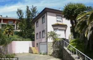 Depois de ficar em uma “casa dos horrores” espanhola por quatro anos, gêmeos e meninos de dez anos foram encontrados dormindo e usando fraldas. Um casal foi preso. A polícia espanhola disse que a casa estava em um estado nojento, com hordas de lixo e montanhas de medicamentos acumulados