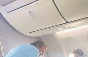 Depois de se recusar a ajudar um passageiro com deficiência, um comissário de bordo chamou segurança e despertou raiva Na segunda -feira, uma testemunha perturbada compartilhou um post do Reddit sobre um passageiro de idosos sendo atormentado por um funcionário de vôo 'super defensivo e agressivo' (foto: o passageiro falando com um segurança)