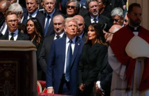 Donald Trump criticou as roupas no funeral do papa Francisco. Sua roupa foi lançada Donald Trump criticou as roupas no funeral do papa Francisco. Sua roupa foi lançada