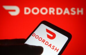 Doordash quer o processo de Uber demitido DoorDash app on phone