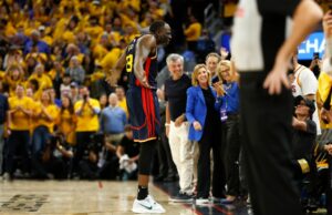 Draymond de Draymond Green, Draymond, é essencial para a vitória por 3-1 Stephen Curry (30), do Golden State Warriors, abraça Draymond Green (23), após sua vitória por 109 a 106 sobre o Houston Rockets para o jogo 4 do jogo dos playoffs da NBA da primeira rodada da Conferência Oeste no Centro de Chase em São Francisco, Califórnia, na segunda-feira, 28 de abril, 2025.