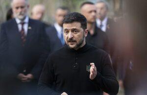 EUA e Ucrânia estão à beira de assinar um acordo de minerais, pois termos importantes foram revelados O presidente ucraniano Volodymyr Zelensky fala com a mídia durante uma visita ao local de uma greve de mísseis russos em uma área residencial em Kiev, Ucrânia, 25 de abril de 2025