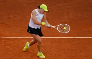 Ela precisava de 78 minutos para avançar. Noskova só se colocou no primeiro set Ela precisava de 78 minutos para avançar. Noskova só se colocou no primeiro set