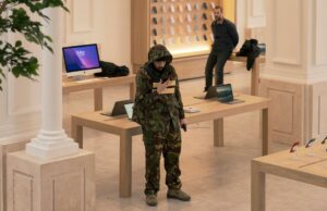 Em 2022, uma loja da Apple foi mantida refém. Um novo filme foi inspirado pelo incidente. Cena de